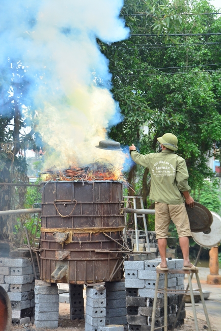 The rite casting Great bell at Tay Khanh pagoda