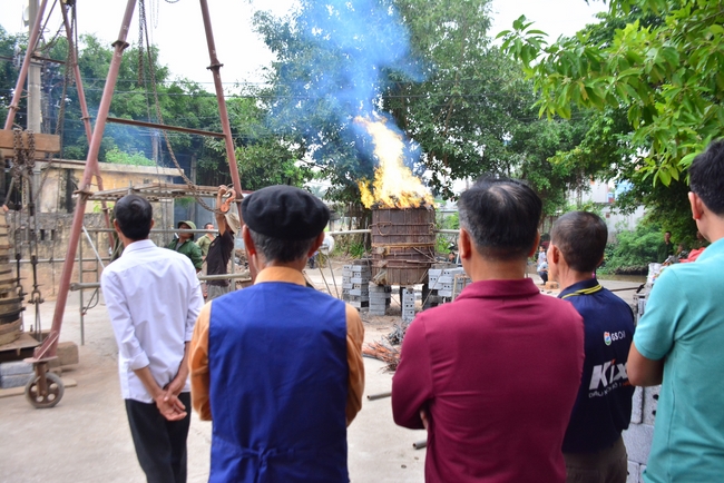 The rite casting Great bell at Tay Khanh pagoda