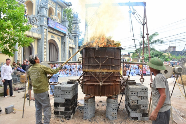 The rite casting Great bell at Tay Khanh pagoda