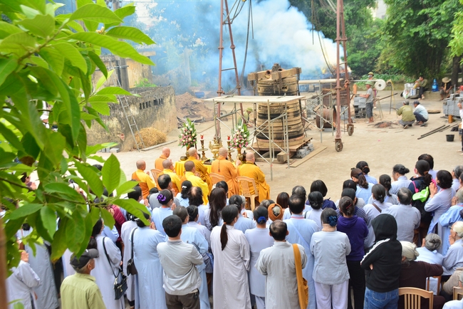 The rite casting Great bell at Tay Khanh pagoda
