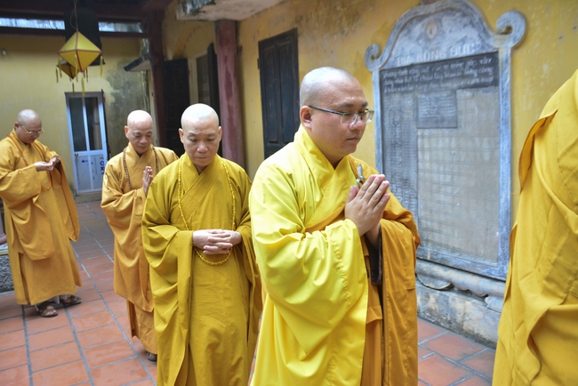 The rite casting Great bell at Tay Khanh pagoda