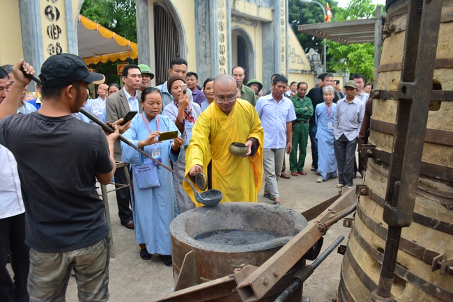 The rite casting Great bell at Tay Khanh pagoda