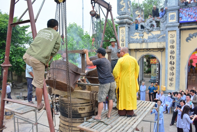 The rite casting Great bell at Tay Khanh pagoda