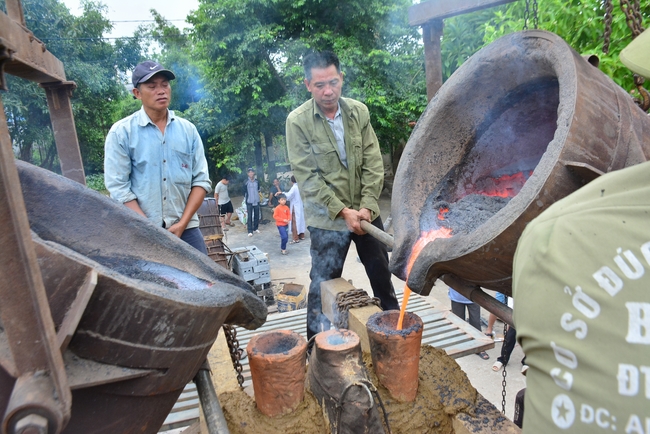 The rite casting Great bell at Tay Khanh pagoda