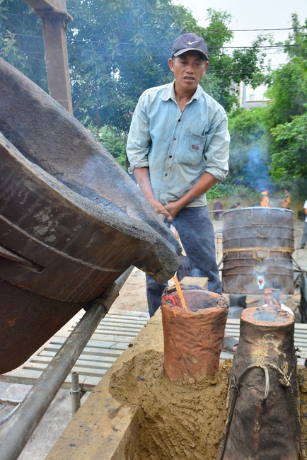 The rite casting Great bell at Tay Khanh pagoda