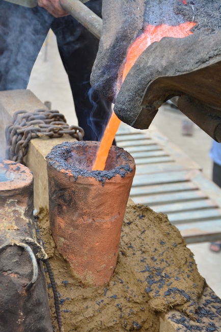The rite casting Great bell at Tay Khanh pagoda