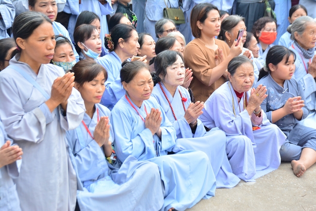 The rite casting Great bell at Tay Khanh pagoda