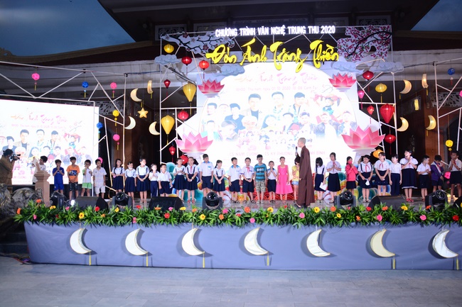 The show Mid-Autumn Festival Welcoming the Full Moon at the Pagoda