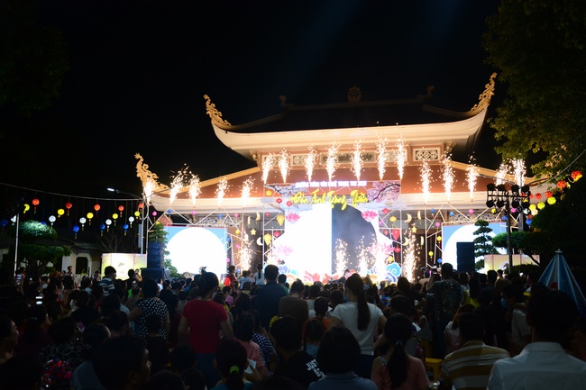 The show Mid-Autumn Festival Welcoming the Full Moon at the Pagoda