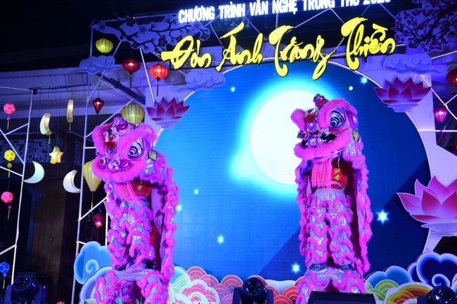 The show Mid-Autumn Festival Welcoming the Full Moon at the Pagoda