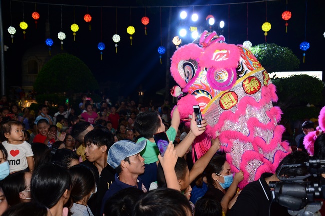 The show Mid-Autumn Festival Welcoming the Full Moon at the Pagoda