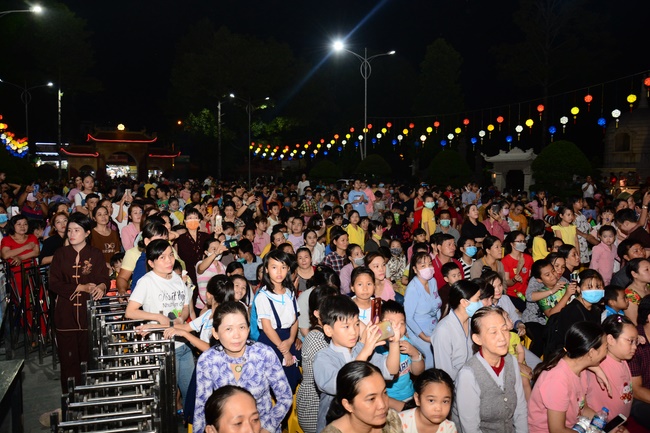 The show Mid-Autumn Festival Welcoming the Full Moon at the Pagoda