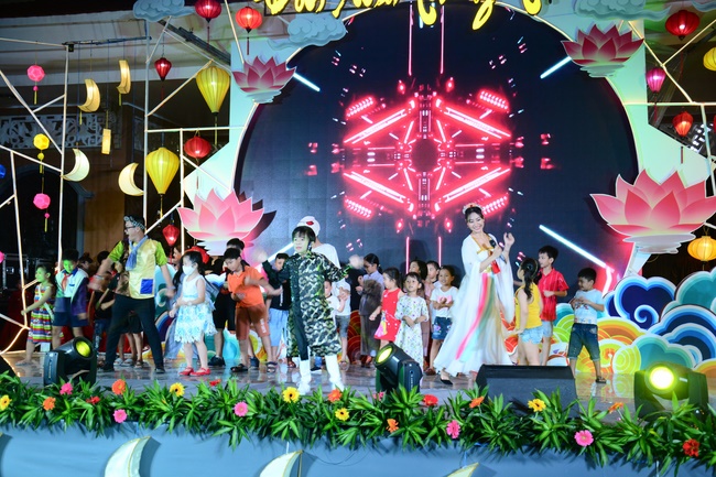 The show Mid-Autumn Festival Welcoming the Full Moon at the Pagoda