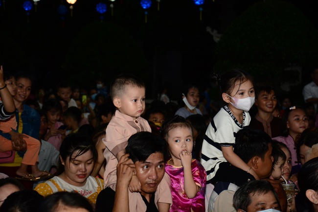 The show Mid-Autumn Festival Welcoming the Full Moon at the Pagoda