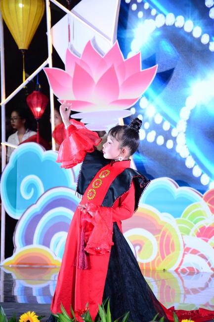 The show Mid-Autumn Festival Welcoming the Full Moon at the Pagoda