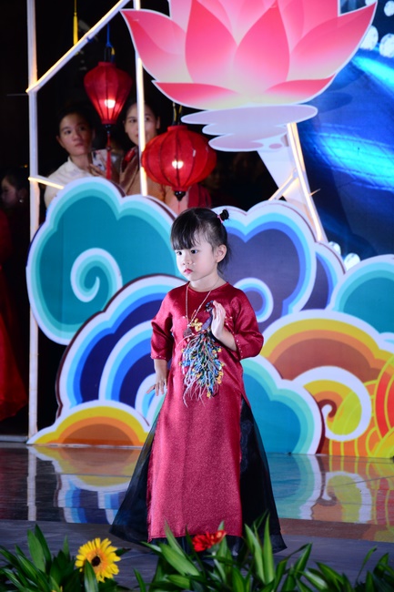 The show Mid-Autumn Festival Welcoming the Full Moon at the Pagoda