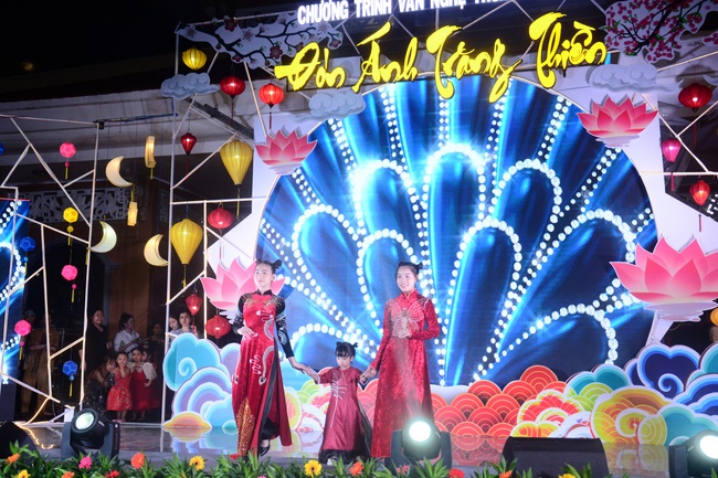The show Mid-Autumn Festival Welcoming the Full Moon at the Pagoda