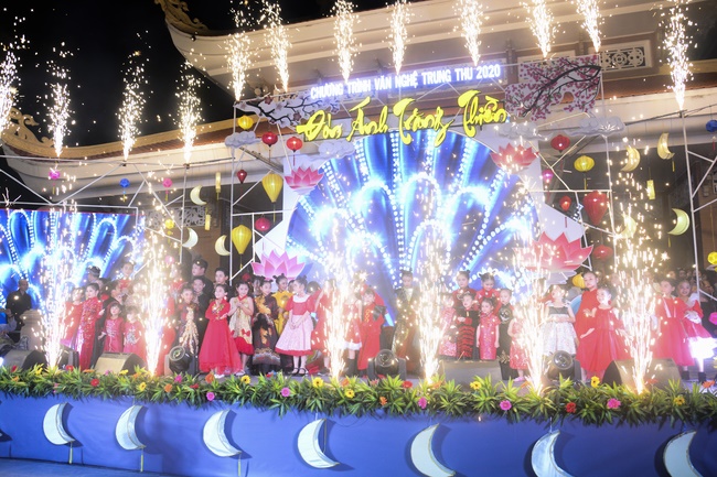 The show Mid-Autumn Festival Welcoming the Full Moon at the Pagoda