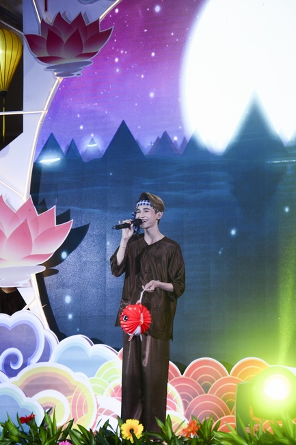 The show Mid-Autumn Festival Welcoming the Full Moon at the Pagoda