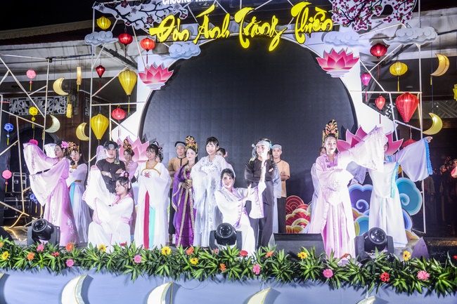 The show Mid-Autumn Festival Welcoming the Full Moon at the Pagoda