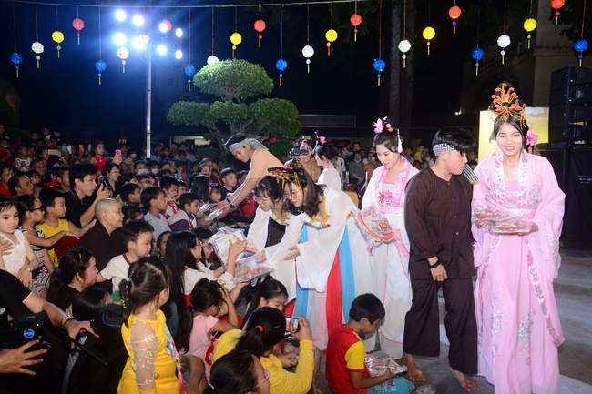 The show Mid-Autumn Festival Welcoming the Full Moon at the Pagoda