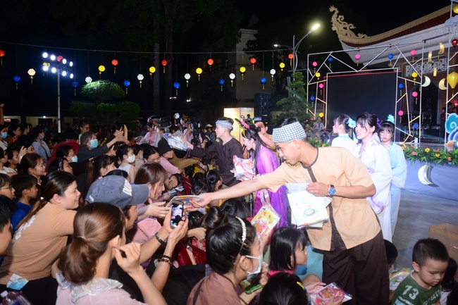 The show Mid-Autumn Festival Welcoming the Full Moon at the Pagoda