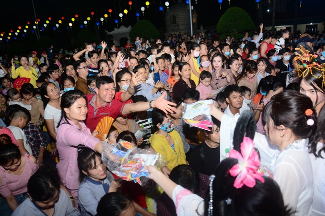 The show Mid-Autumn Festival Welcoming the Full Moon at the Pagoda