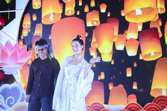 The show Mid-Autumn Festival Welcoming the Full Moon at the Pagoda