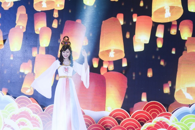 The show Mid-Autumn Festival Welcoming the Full Moon at the Pagoda