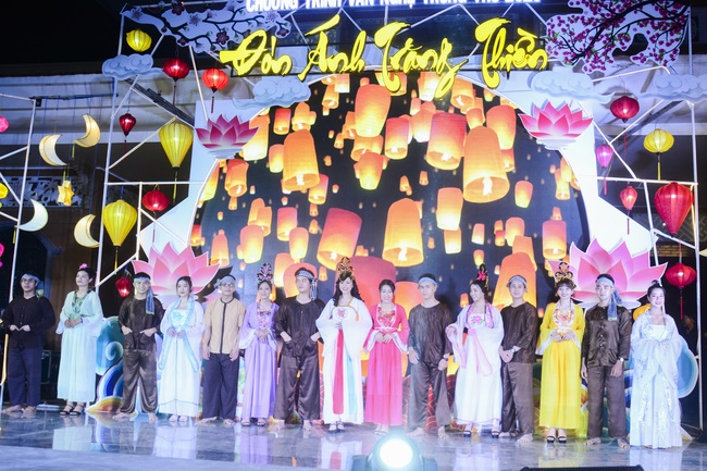 The show Mid-Autumn Festival Welcoming the Full Moon at the Pagoda