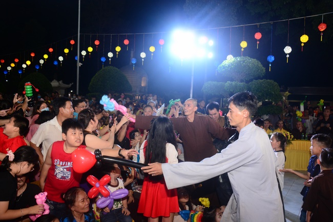 The show Mid-Autumn Festival Welcoming the Full Moon at the Pagoda