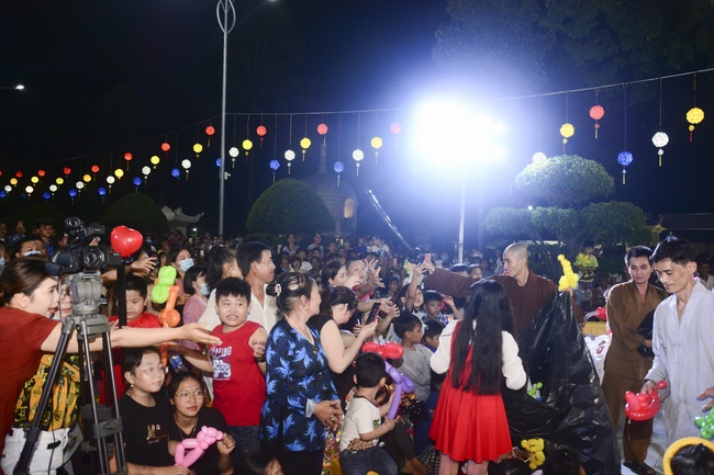The show Mid-Autumn Festival Welcoming the Full Moon at the Pagoda