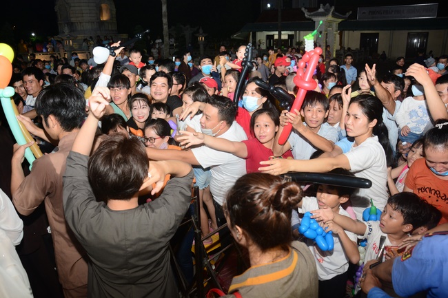 The show Mid-Autumn Festival Welcoming the Full Moon at the Pagoda