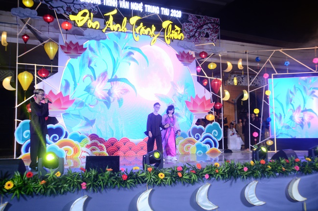 The show Mid-Autumn Festival Welcoming the Full Moon at the Pagoda