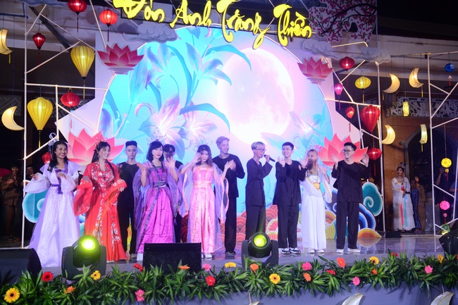 The show Mid-Autumn Festival Welcoming the Full Moon at the Pagoda