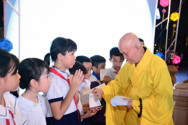 The show Mid-Autumn Festival Welcoming the Full Moon at the Pagoda