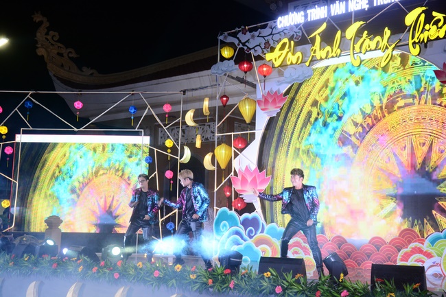 The show Mid-Autumn Festival Welcoming the Full Moon at the Pagoda