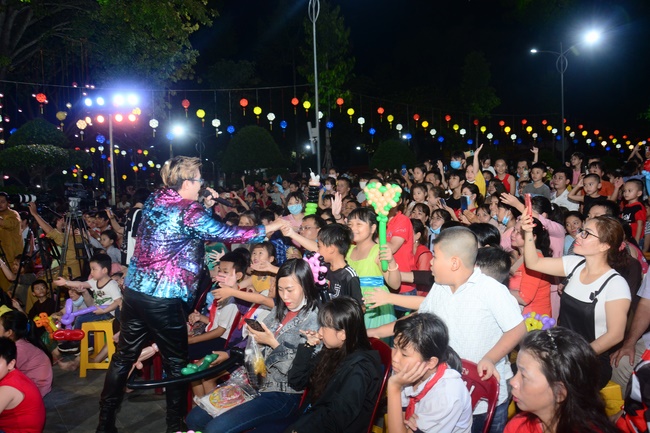 The show Mid-Autumn Festival Welcoming the Full Moon at the Pagoda