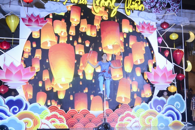 The show Mid-Autumn Festival Welcoming the Full Moon at the Pagoda