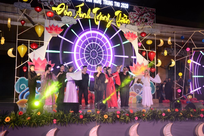 The show Mid-Autumn Festival Welcoming the Full Moon at the Pagoda