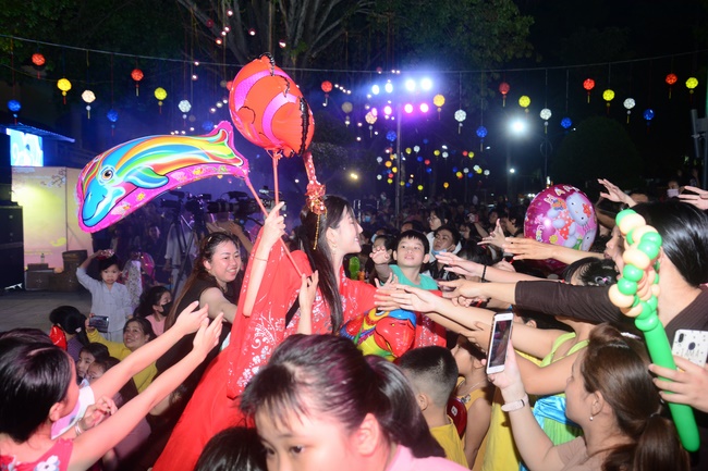 The show Mid-Autumn Festival Welcoming the Full Moon at the Pagoda