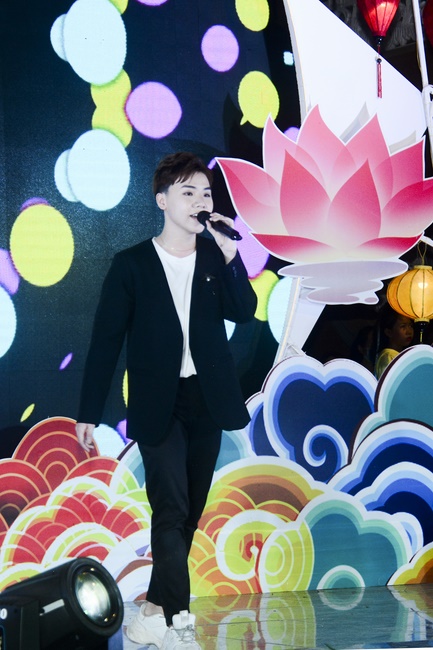 The show Mid-Autumn Festival Welcoming the Full Moon at the Pagoda