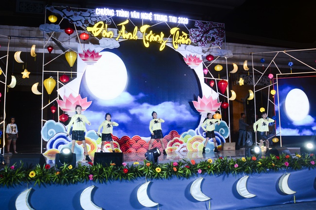 The show Mid-Autumn Festival Welcoming the Full Moon at the Pagoda