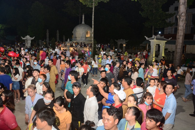 The show Mid-Autumn Festival Welcoming the Full Moon at the Pagoda