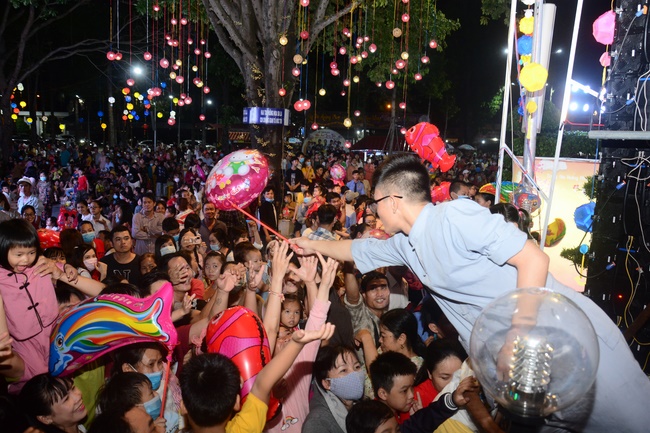 The show Mid-Autumn Festival Welcoming the Full Moon at the Pagoda