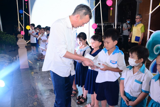 The show Mid-Autumn Festival Welcoming the Full Moon at the Pagoda