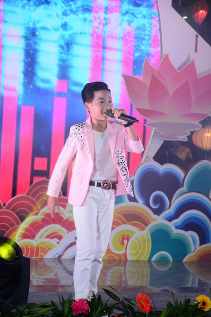 The show Mid-Autumn Festival Welcoming the Full Moon at the Pagoda