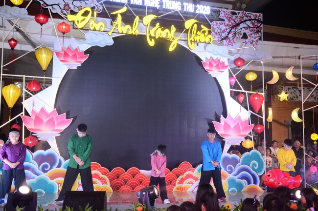 The show Mid-Autumn Festival Welcoming the Full Moon at the Pagoda