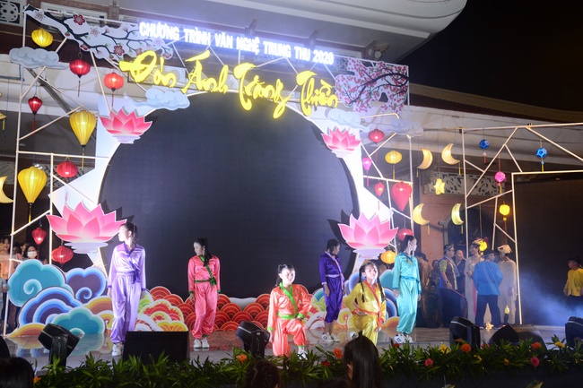 The show Mid-Autumn Festival Welcoming the Full Moon at the Pagoda