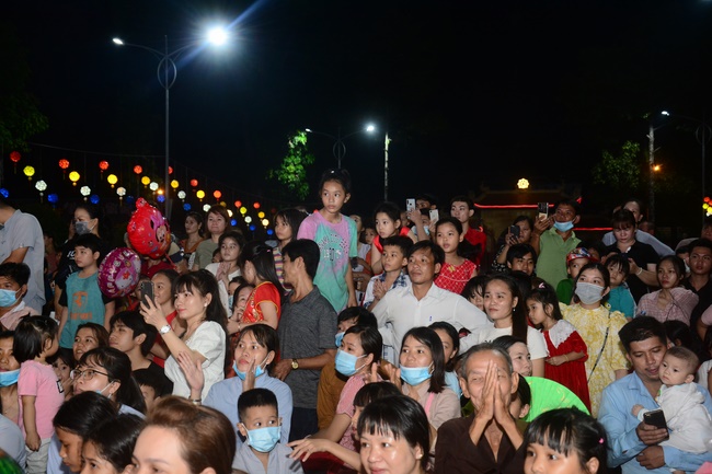 The show Mid-Autumn Festival Welcoming the Full Moon at the Pagoda